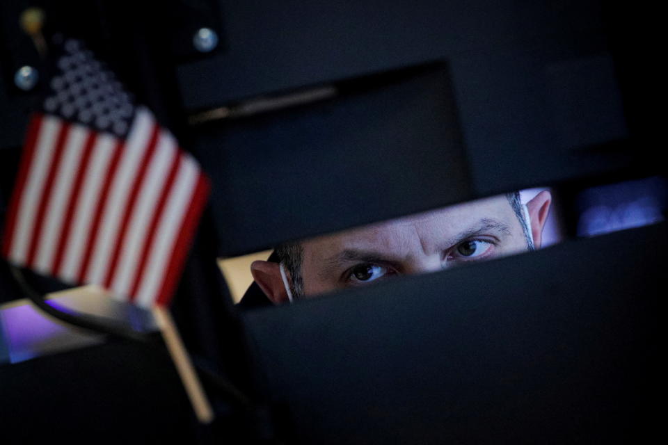 Les commerçants qui regardent la saison des bénéfices travailler sur le parquet de la Bourse de New York (NYSE) à New York, États-Unis, le 10 janvier 2022. REUTERS/Brendan McDermid