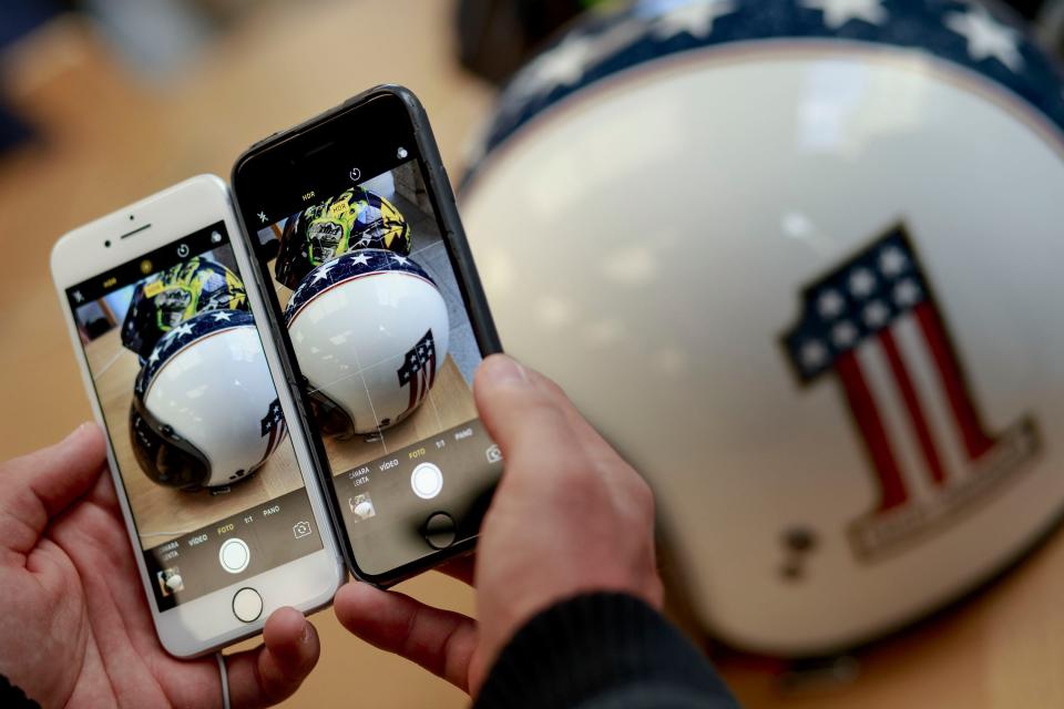 MADRID, SPAIN - SEPTEMBER, 16: A customer compares pictures taken with an Iphone 6 (R) and the new Iphone 7 (L) at Puerta del Sol Apple Store the day the company launches their Iphone 7 and 7 Plus on September 16, 2016 in Madrid, Spain. The iPhone 7 and iPhone 7 Plus has been launched on Friday September 16th in more than 25 countries. Customers have started to queue 38 hours before the opening of the store placed in the center of Madrid.  (Photo by Gonzalo Arroyo Moreno/Getty Images)