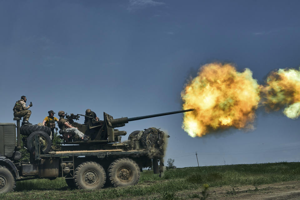 Ukrainische Soldaten feuern eine Kanone in der Nähe von Bachmut ab, einer Stadt im Osten des Landes, in der heftige Kämpfe gegen russische Truppen stattgefunden haben. (Bild: LIBKOS/AP/dpa)