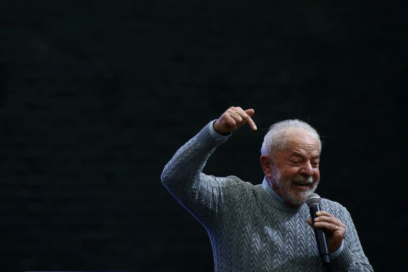 Imagen de archivo del expresidente de Brasil y actual candidato presidencial Luiz Inácio Lula da Silva hablando durante un seminario de cooperativas de alimentos mientras hace campaña para las elecciones nacionales, en Sao Paulo