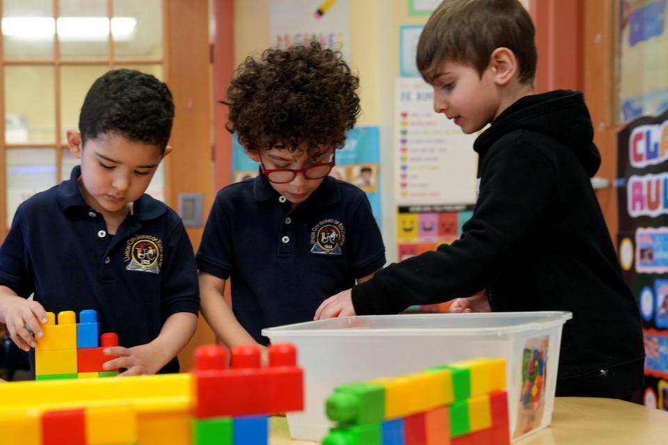 Zain Moharam, Enzo Rodriguez y Rayan Shehadeh juegan con bloques en el Centro de Educación Infantil Eugenio María De Hostos, jueves 14 de marzo de 2024, en Union City. Kevin R. Wexler / Northjersey.com