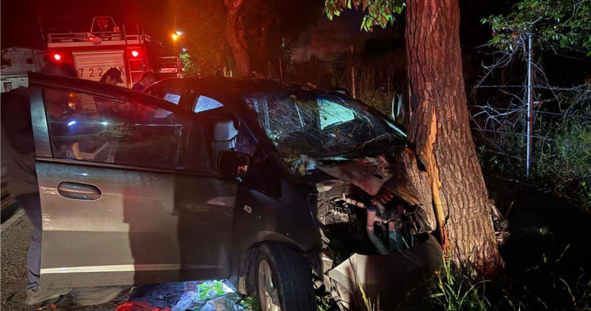 汽車衝撞路樹，5人受傷送醫，警方調查中。（圖／翻攝畫面）