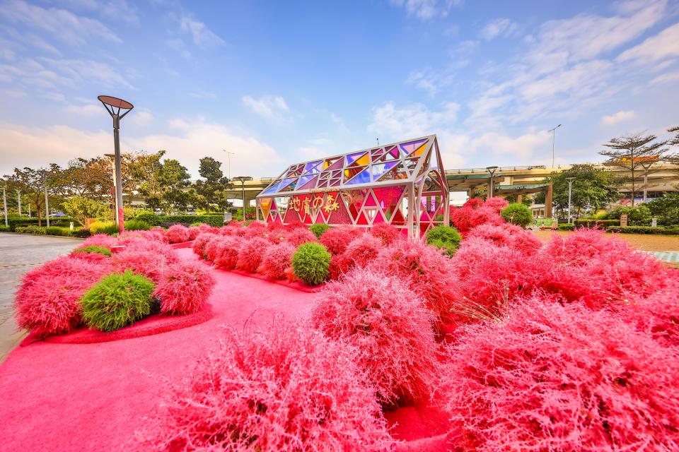 北角匯對出的北角海濱花園，將化身火紅波波草園《地膚之森》園藝裝置。(官方圖片)