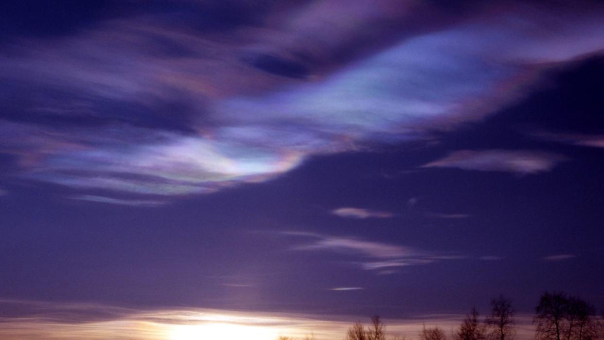 Das Bild zeigt stratosphärische Wolken über Kiruna in der Arktis. Sie bieten ideale Bedingungen für chemische Reaktionen, die Chlor in eine Form umwandeln, die die schützende Ozonschicht der Erde abbaut.