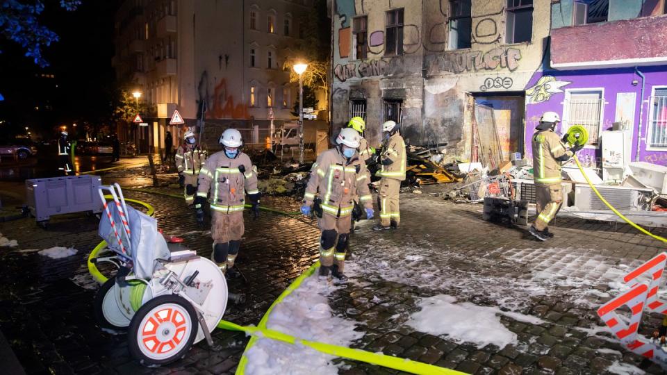 Feuerwehrkräfte sind vor dem geräumten Hausprojekt «Liebig 34» im Einsatz.