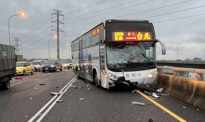 ▲桃園區五楊高架北上51.1公里處，發生一起車禍事故，一台國光客運與小貨車發生碰撞。（圖／翻攝畫面） 