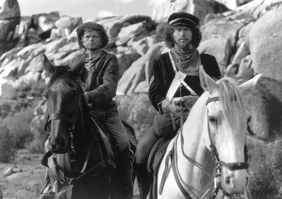 Der Kicker mit Revoluzzer-Image und wilder Lockenmähne ritt 1975 als Sergeant Stark (rechts) durch den Peter-Schamoni-Western "Potato-Fritz". Gemeinsam mit Hardy Krüger verfolgte Paul Breitner Banditen.