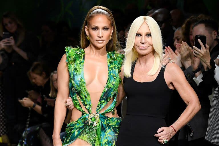 JLo y Donatella Versace en el desfile de Milán que homenajeó el icónico vestido verde
