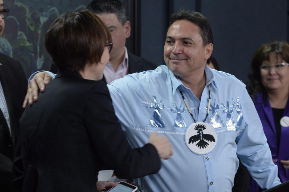 <span class="caption">Perry Bellegarde, chef national de l’Assemblée des Premières Nations, étreint Cindy Blackstock, directrice générale de la Société de soutien à l’enfance et à la famille des Premières Nations (Caring Society), alors qu’ils parlent du Tribunal canadien des droits de la personne concernant la discrimination envers les enfants des Premières Nations lors d’une conférence de presse en 2016.</span> <span class="attribution"><span class="source">LA PRESSE CANADIENNE/Adrian Wyld</span></span>