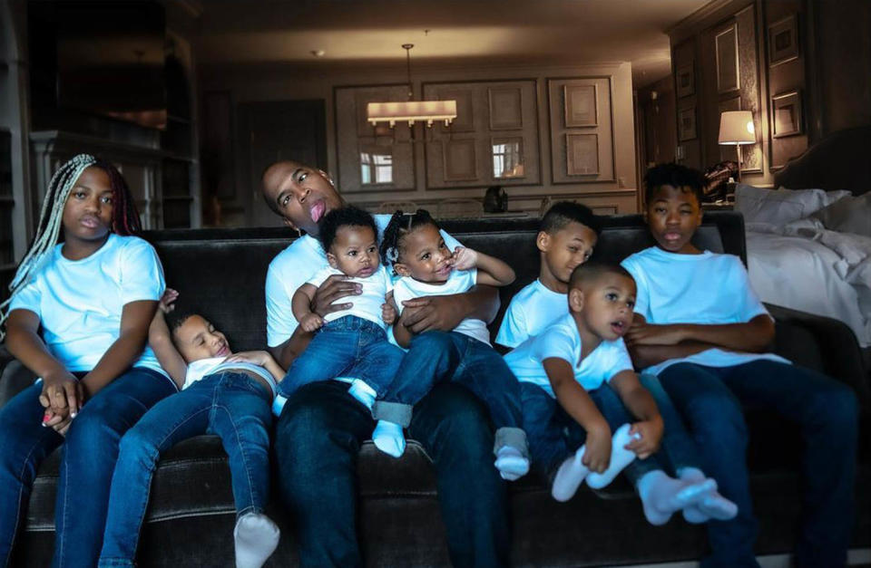 Ne-Yo and his children make a few silly faces as they take a picture together. (Ne-Yo / Instagram)