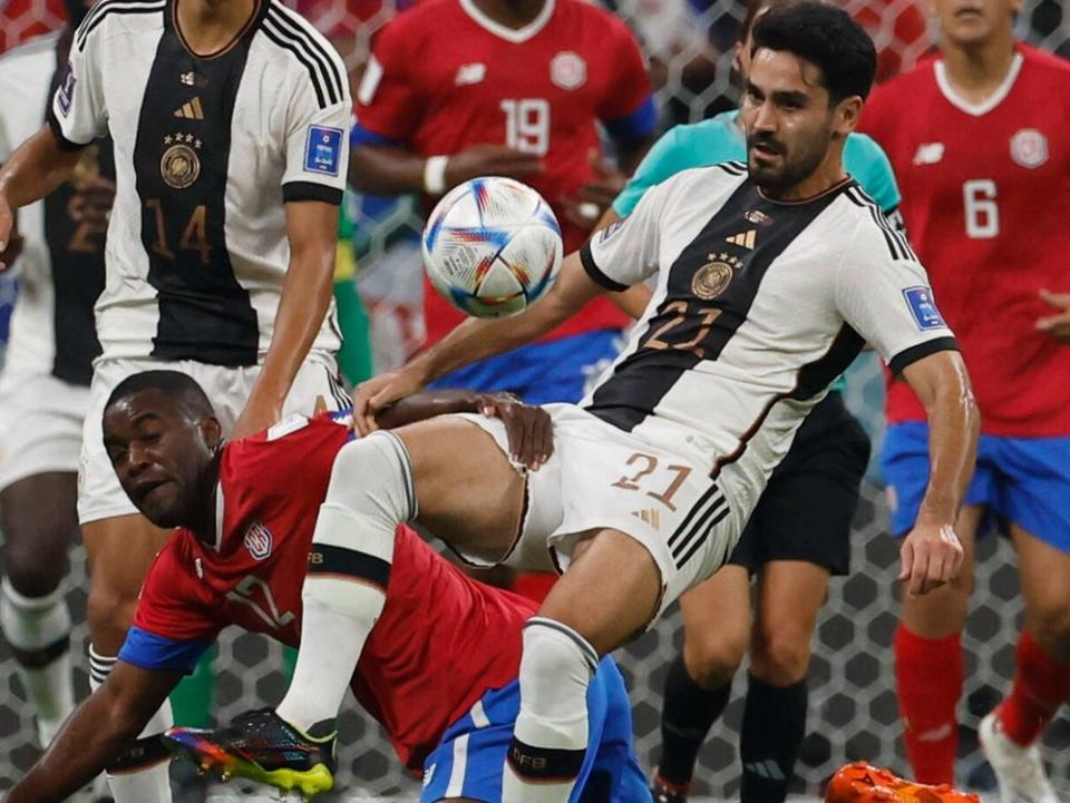 Die deutsche Mannschaft um Ilkay Gündogan (r.) gewann bei der WM zwar gegen Joel Campbells (l.) Costa Rica, ist aber trotzdem raus. Dabei fieberten mehr Zuschauer vor dem Fernseher mit als bei jedem anderen Spiel des Turniers. (Bild: IMAGO/Agencia EFE)