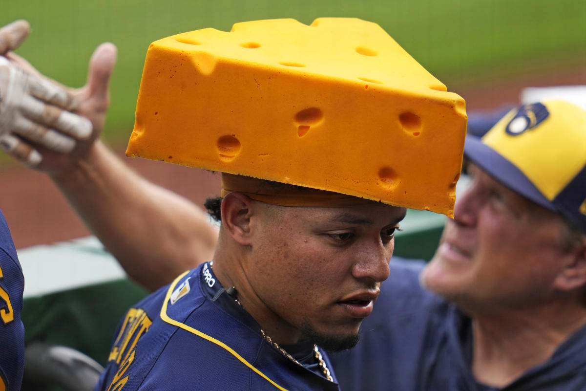 Contreras' 2-run single leads Brewers past Cubs 3-1