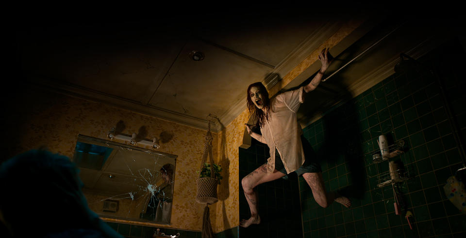 Alyssa Sutherland como Ellie en 'Evil Dead Rise' de New Line Cinema, un estreno de Warner Bros. Pictures (© 2023 Warner Bros. Entertainment Inc. All Rights Reserved.)