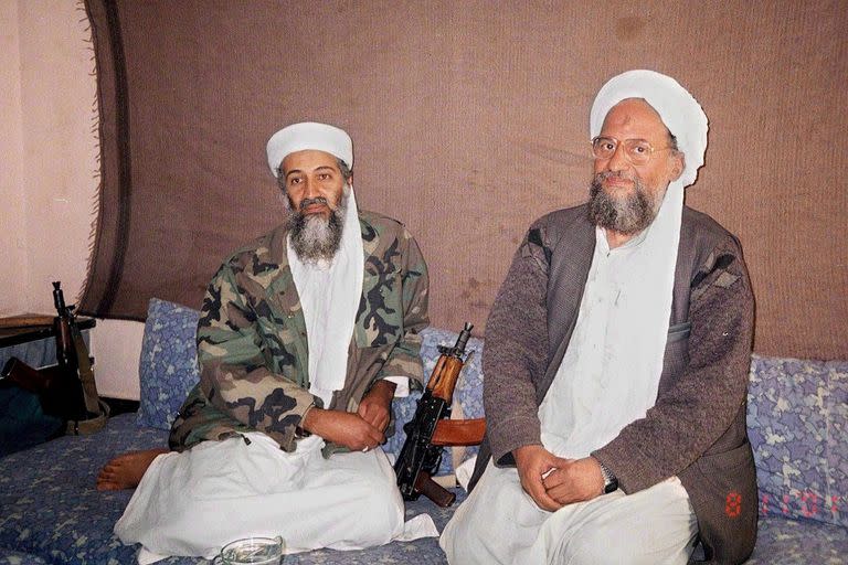 Ayman al Zawahiri, dando un discurso de despedida al Osama Bin Laden, luego de su muerte, en junio de 2011