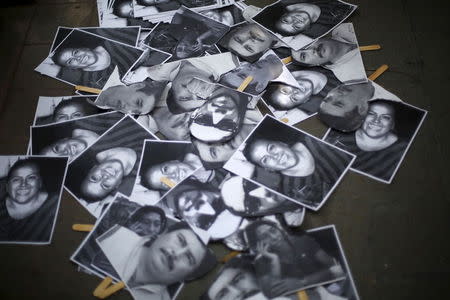 A view of images of murdered journalists during a demonstration against the murder of a journalist Anabel Flores outside the Government of Veracruz building in Mexico City, February 11, 2016. REUTERS/Edgard Garrido