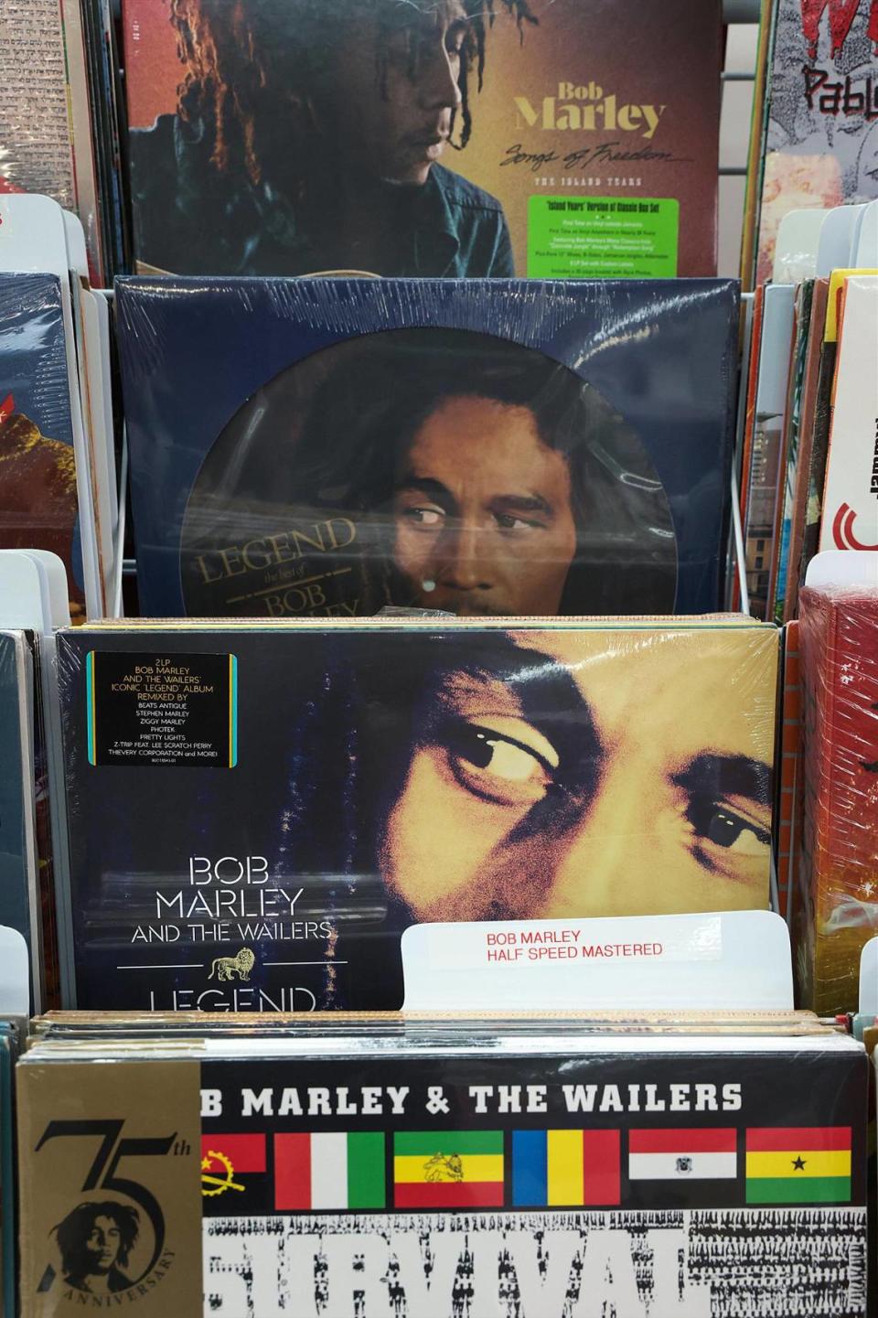 LPs de vinilo de Bob Marley llenan una estantería en el Museo del Disco. La última gran tienda de discos tradicional en el Condado Miami-Dade, Museo ofrece una enorme selección de CDs y vinilos de una amplia variedad de géneros.