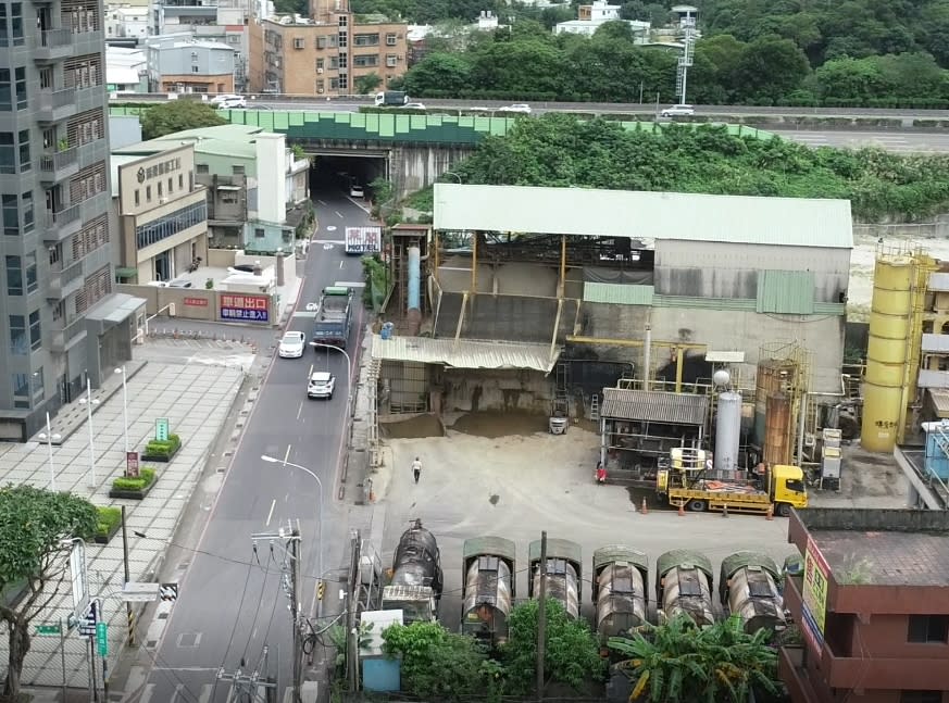 土城承天路14號瀝青工廠違建，佔用計劃道路多年（圖右），並早已領取道路徵收補償金800萬元，市府也給予其3次機會緩拆，業者非但不拆還向外界做不實指控，市府將在近期拆除違建，還道路予所有市民。   圖：新北市工務局提供