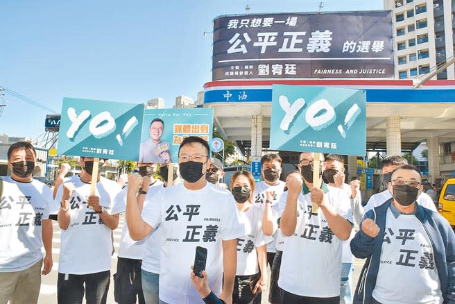 前媒體人劉宥廷（前左）6日宣布退出民眾黨，將以無黨籍的身分參選高雄市左楠區市議員。（林瑞益攝）