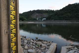 The water level gauge in Kaub, western Germany, is seen on August 12, 2022, as the level of the Rhine river passed below 40cm, making ship transport increasingly difficult. (Photo by Yann Schreiber / AFP)