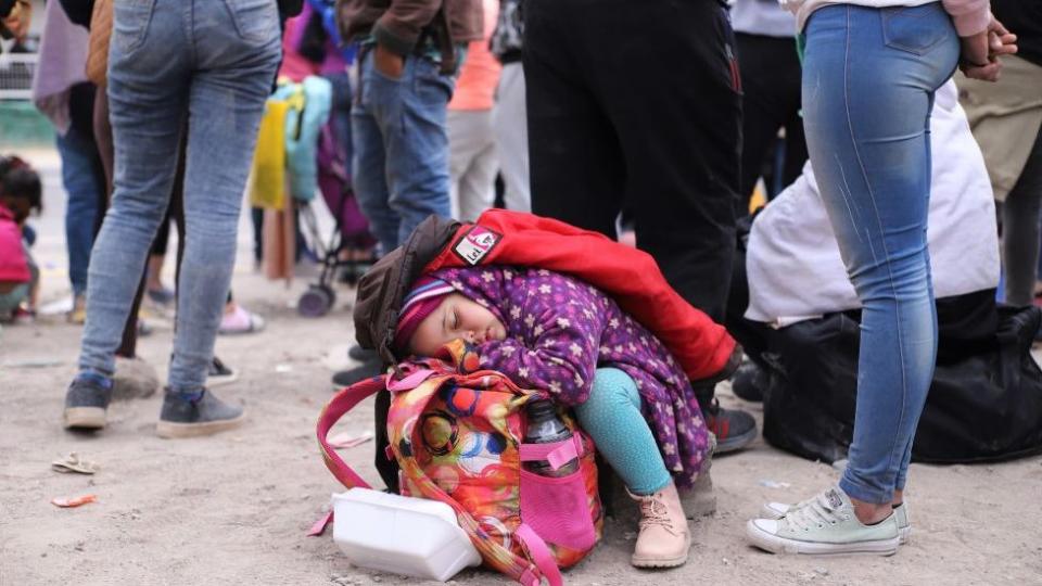 Niña migrante durmiendo.