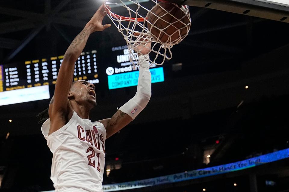 Cleveland Cavaliers' Emoni Bates dunks against the Orlando Magic during the second half of a preseason NBA basketball game Thursday, Oct. 12, 2023, in Cleveland. (AP Photo/Sue Ogrocki)