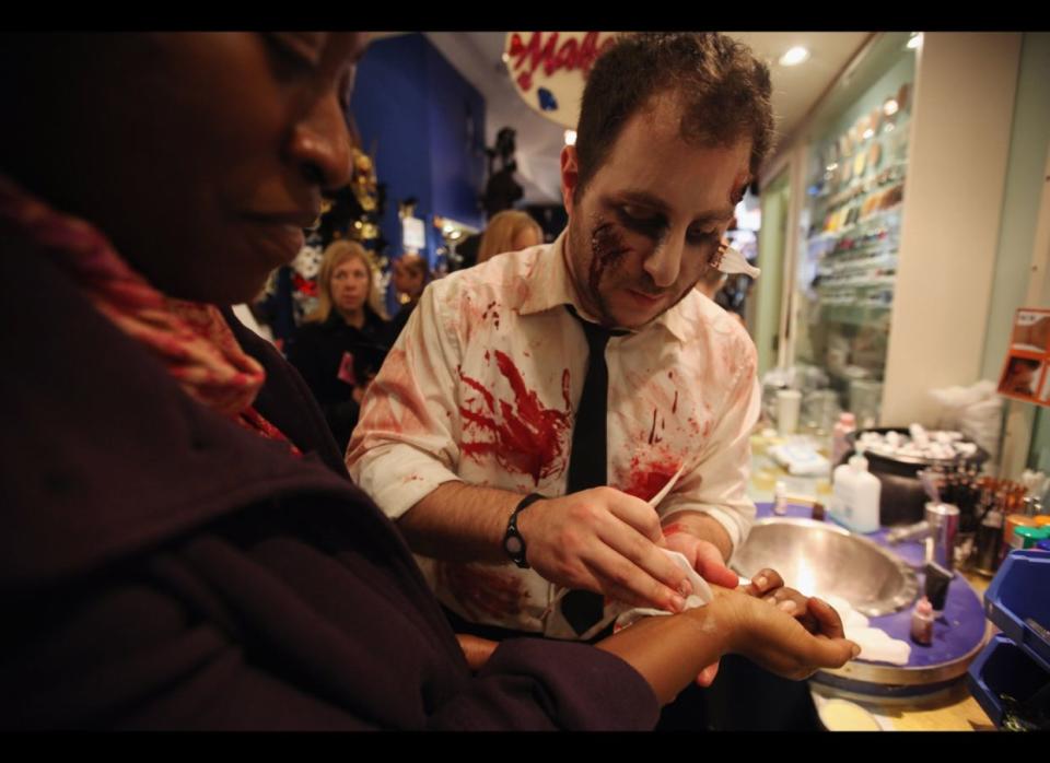 Unos clientes prueban un kit de sangre falsa en la tienda mundialmente famosa de disfraces Angels Fancy Dress de Londres, durante los preparativos para Halloween.