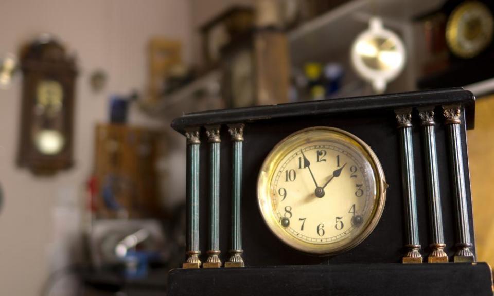 An old antique mantle clock built in 1922 showing the time approaching 2:00.