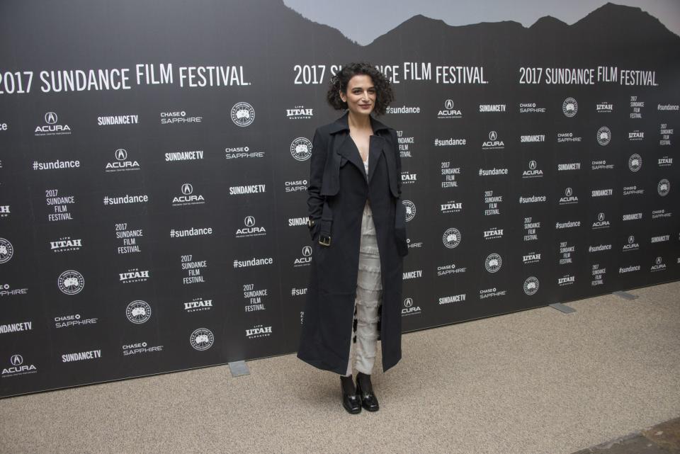 <br>Jenny Slate setzt regelmäßig auf den Trenchcoat – allerdings nicht in der klassischen Farbe Beige. (Bild: AP Photo)