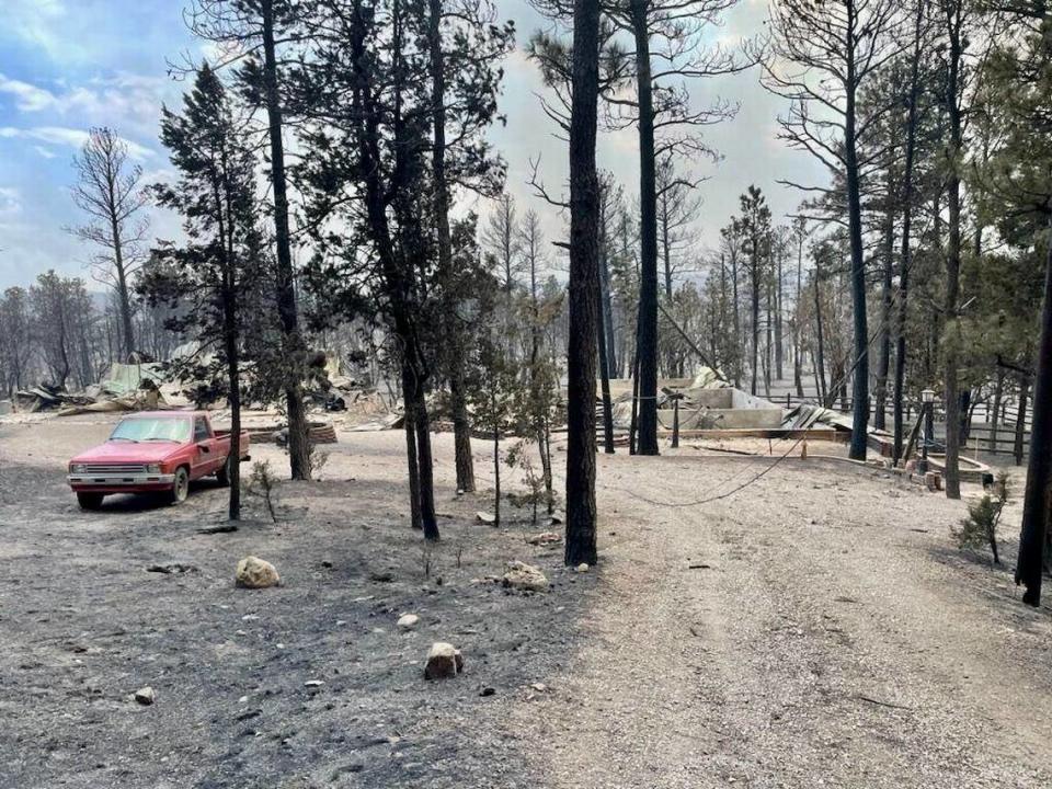 La camioneta de Dave Millsap permanece casi intacta junto a su casa destruida después de los incendios del 17 de junio de 2024 en Ruidoso, Nuevo México.