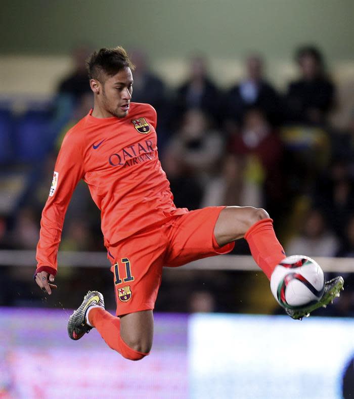 VILLARREAL (CASTELLÓN), 04/03/2015.- El delantero brasileño del Barcelona Neymar da Silva se dispone a conseguir el primer gol de su equipo ante el Villarreal en partido de vuelta de semifinales de la Copa del Rey que se disputa esta noche en el estadio del Madrigal. EFE/Juan Carlos Cárdenas