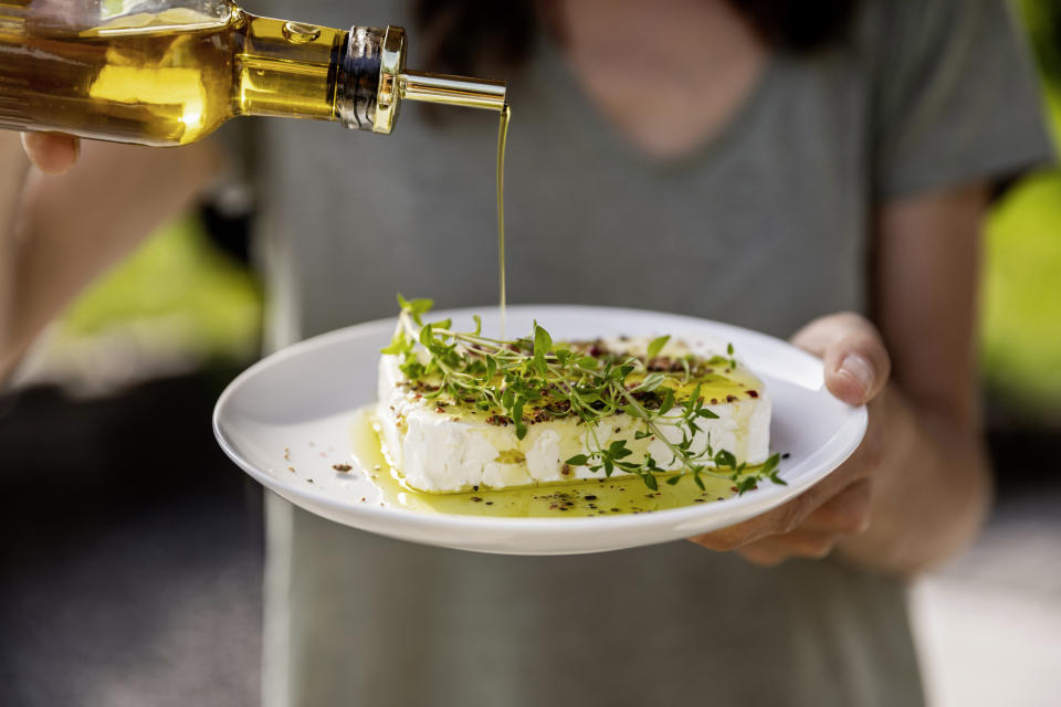 Olivenöl schmeckt lecker. Da sind sich alle einig. Ob es aber auch gesund ist? Da scheiden sich die Geister. (Bild: Getty Images)