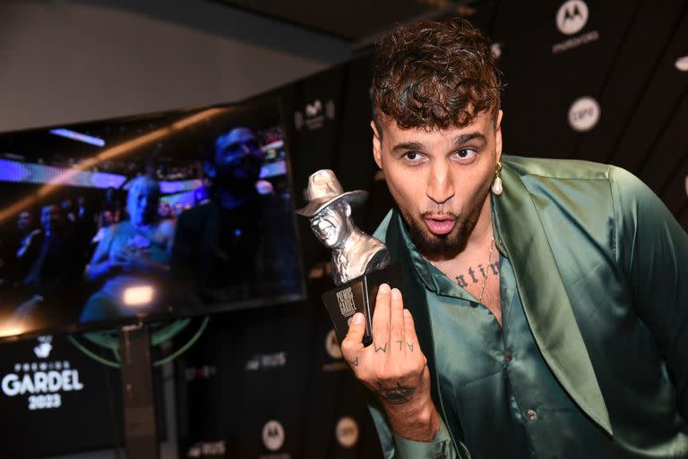 Dante Spinetta, con uno de los Premios Gardel 2023, que recibió en el Movistar Arena