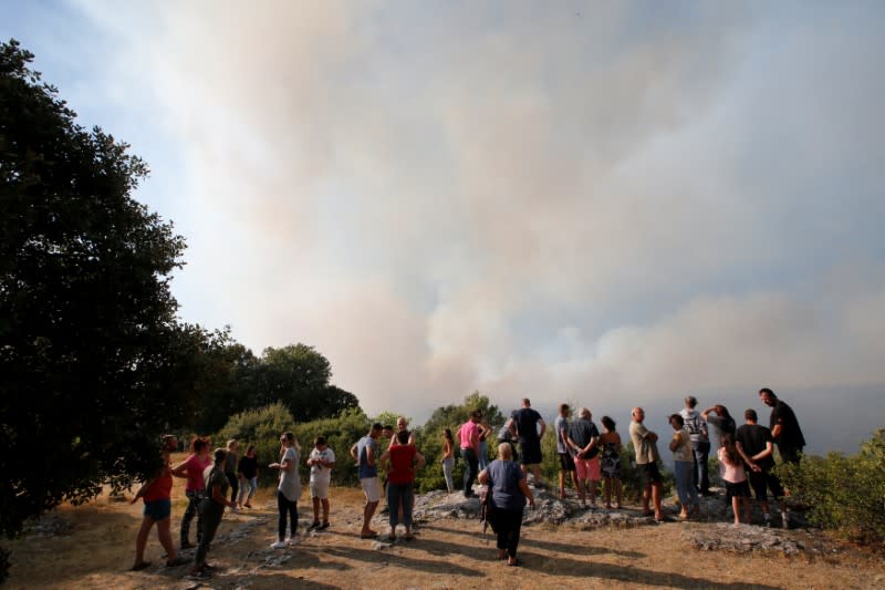 Les départs de feu se sont multipliés dans le sud-est de la France mardi après-midi après une accalmie relative, notamment dans le Gard où des habitants ont été évacués à Nîmes. /Photo prise le 25 juillet 2017/REUTERS/Jean-Paul Pelissier