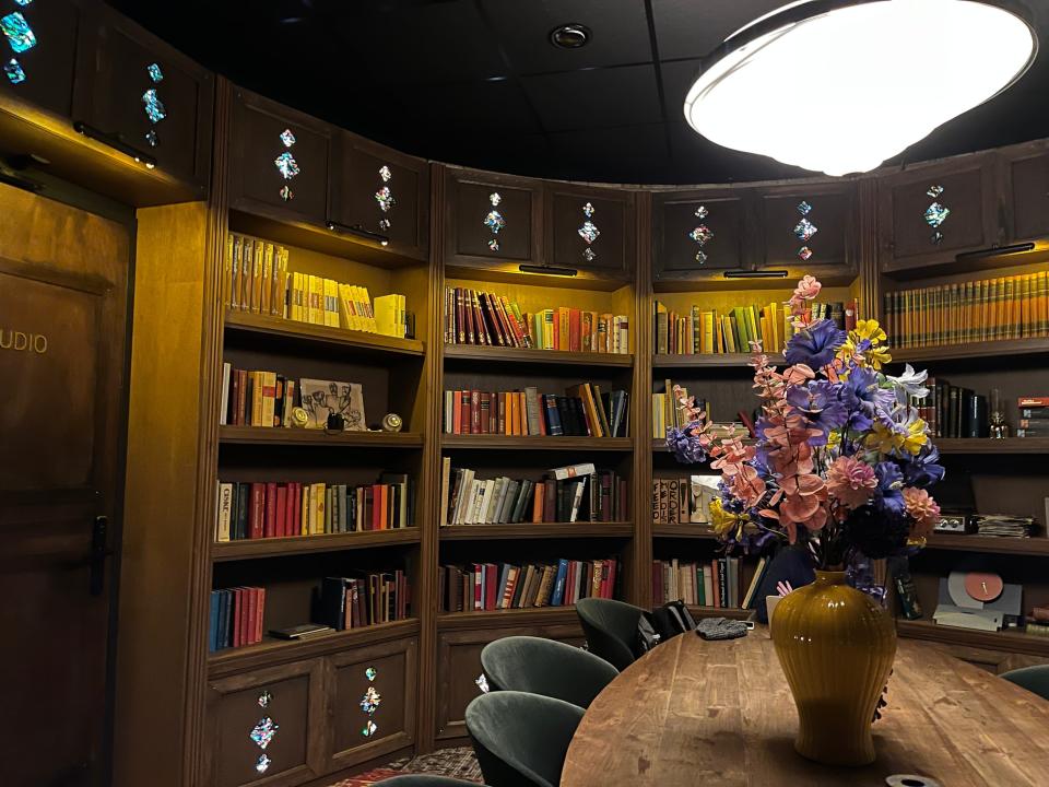 Bookcase in a common area in a hotel