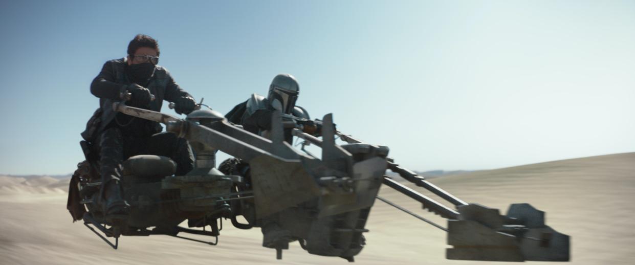 Toro Calican (Jake Cannavale) and Mando (Pedro Pascal) race through the Tatooine desert in the latest episode of 'The Mandalorian' (Photo: Disney+)