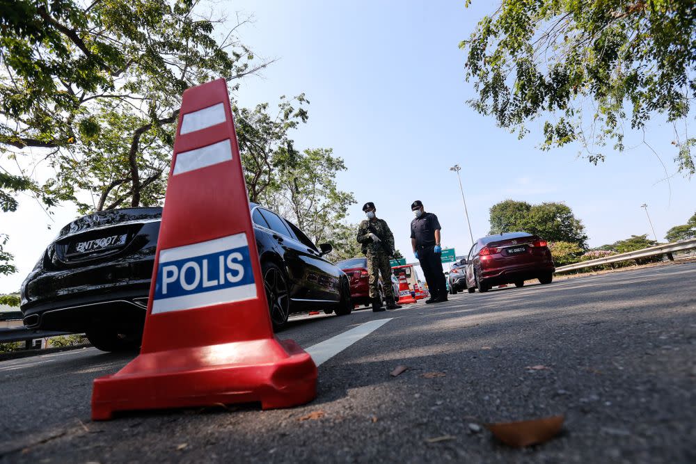 Police and Armed Forces personnel conduct checks during a roadblock in Batu Uban, Penang March 31, 2020. — Picture by Sayuti Zainudin