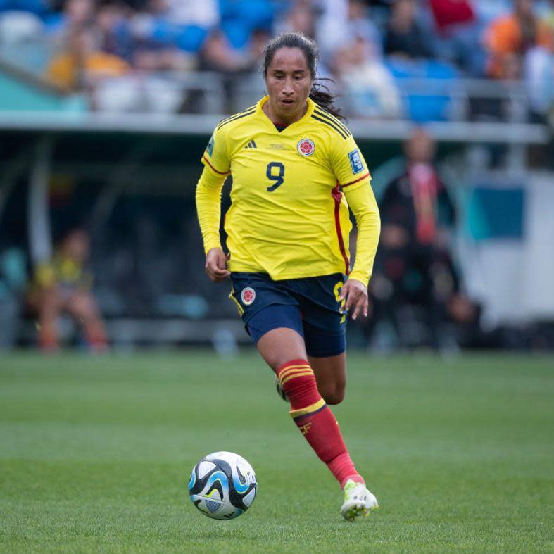 Mayra Ramirez con el balón en un partido del mundial de fútbol