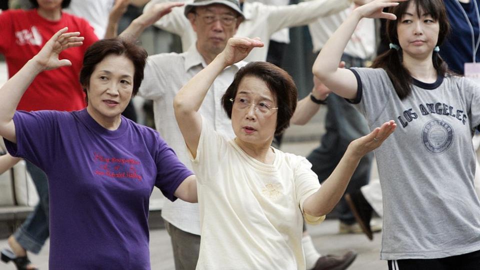 Un grupo de japoneses practica tai-chi