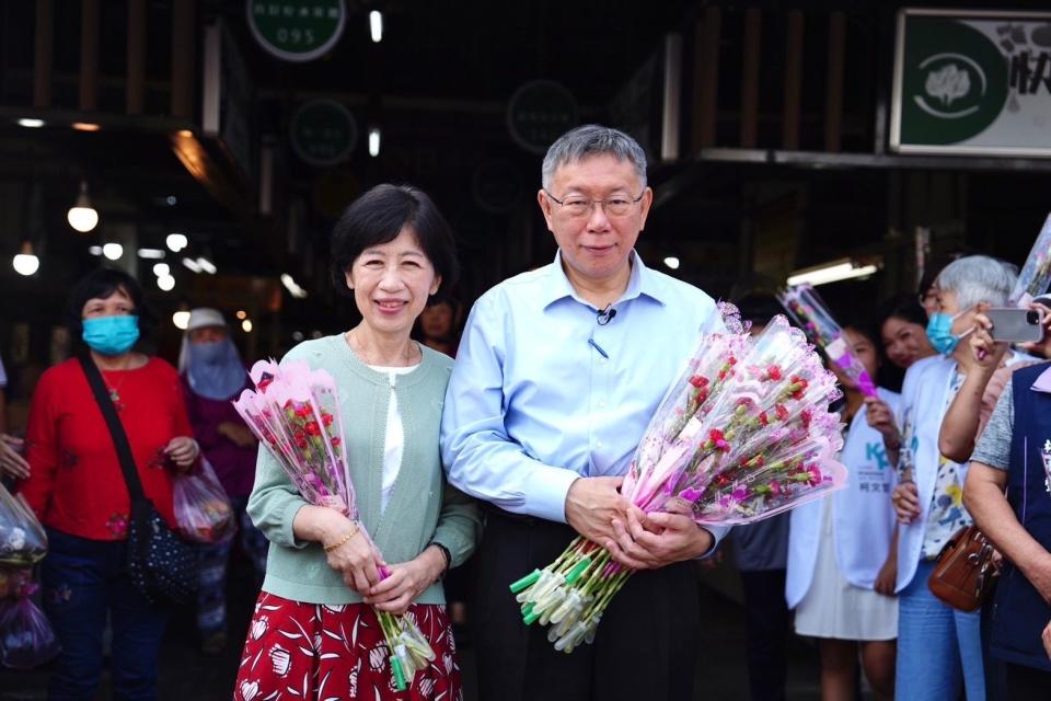 陳佩琪（左）在聯醫服務36年，宣布將於9月底提前退休，圖為她與柯文哲一同發送康乃馨。（翻攝自陳佩琪臉書）