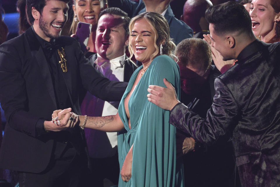 Karol G reacciona al ganar el Latin Grammy al mejor artista nuevo en esta foto de archivo del 15 de noviembre de 2018 tomada en Las Vegas. La cantante colombiana regresa este año a los Latin Grammy con cuatro nominaciones en categorías que incluyen grabación y canción del año por su éxito "Tusa" con Nicki Minaj. La ceremonia, en su 21ra edición, será el 19 de noviembre en Miami. (Foto por Chris Pizzello/Invision/AP, Archivo)