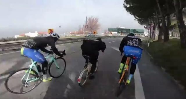 Un sacerdote en bicicleta gana una carrera de ciclistas semiprofesionales