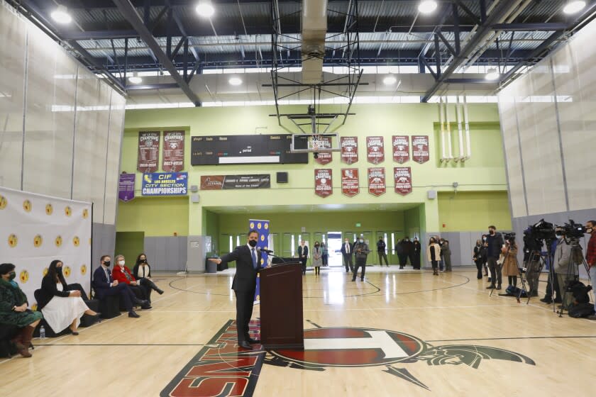 Los Angeles, California-Dec. 14, 2021- Incoming Los Angeles School District Superintendent Alberto M. Carvalho is welcomed by the Los Angeles Unified School Board at a press conference on Dec. 14, 2021 during which Carvalho took questions from the media. (Carolyn Cole / Los Angeles Times)