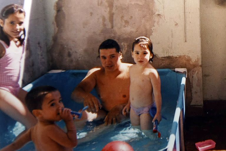 La &#xfa;ltima foto: Riva y sus hijos Camila, Agustina y Mat&#xed;as el 16 de diciembre de 2001