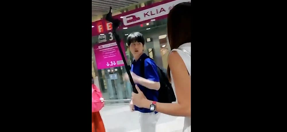 Super Junior’s Kyuhyun seen at KLIA this morning. – Screengrab from Twitter/@hyunmeera