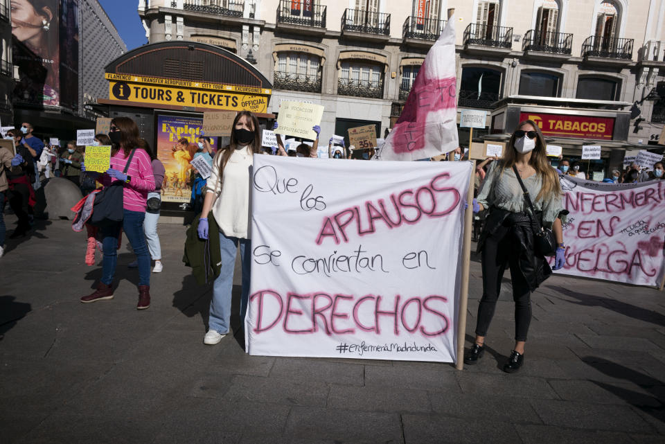 Las pancartas para la reflexión de enfermeros y enfermeras sobrepasados en Madrid