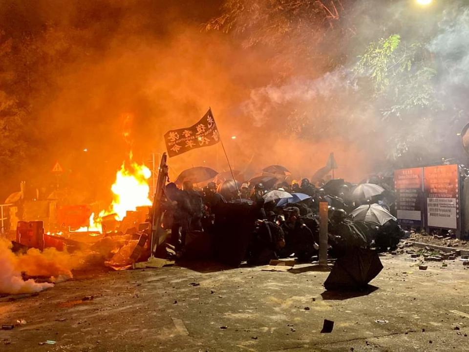 日前香港大學在推特上發布支持反送中民眾與港警抗爭的現場，局勢相當混亂。   圖：翻攝自推特