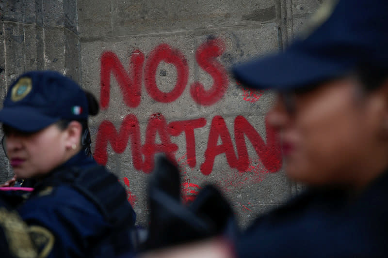 Foto del viernes de agentes de policía en medio de una manifestación contra la violencia de género en Ciudad de México.