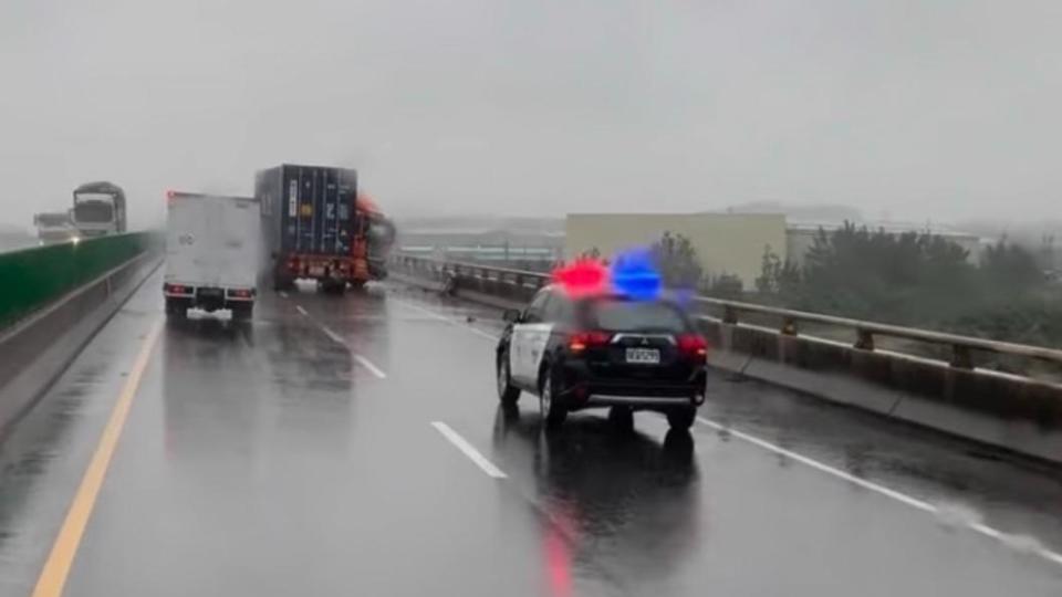 台61線沙崙段貨櫃車「折甘蔗」。（圖／翻攝自西濱公路路況回報臉書）