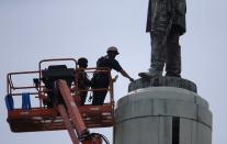 <p>Workers prepare to take down the statue of Confederate Gen. Robert E. Lee in Lee Circle in New Orleans, Friday, May 19, 2017. (Photo: Gerald Herbert/AP) </p>