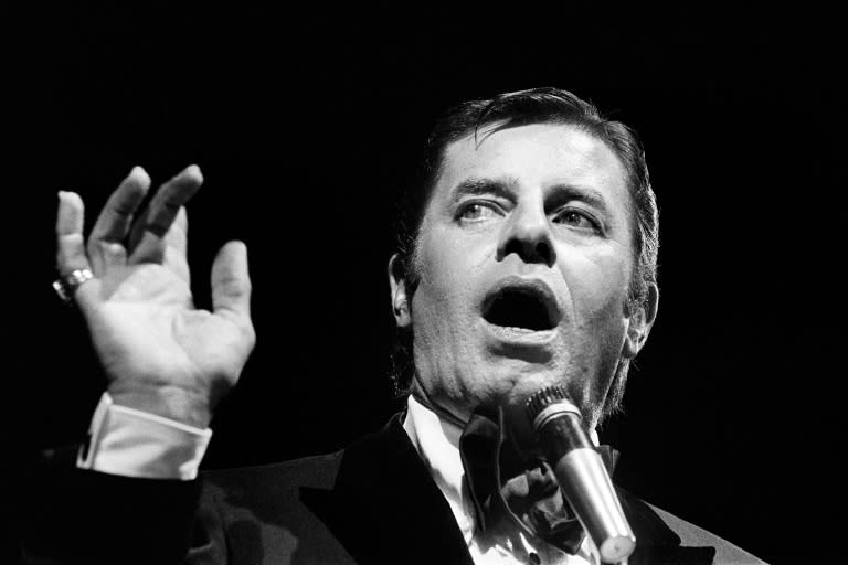 Jerry Lewis performs at L'Olympia in Paris in 1976